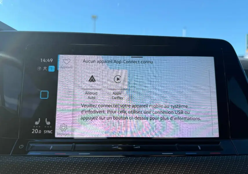 Écran tactile central de la Volkswagen Golf 1.5 eTSI R-Line 2024 affichant la connexion App-Connect, intérieur noir.