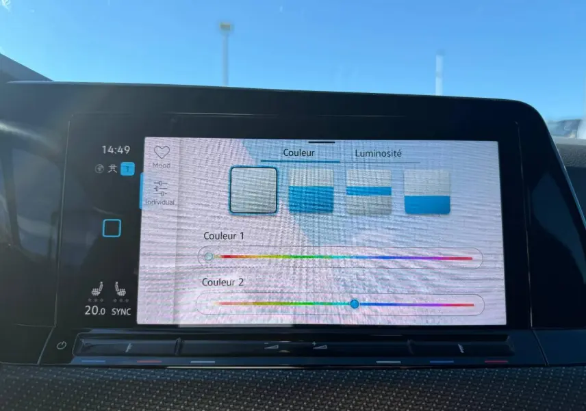 Écran tactile intérieur de la Volkswagen Golf 2024 montrant les réglages de couleur et luminosité de l'ambiance lumineuse.