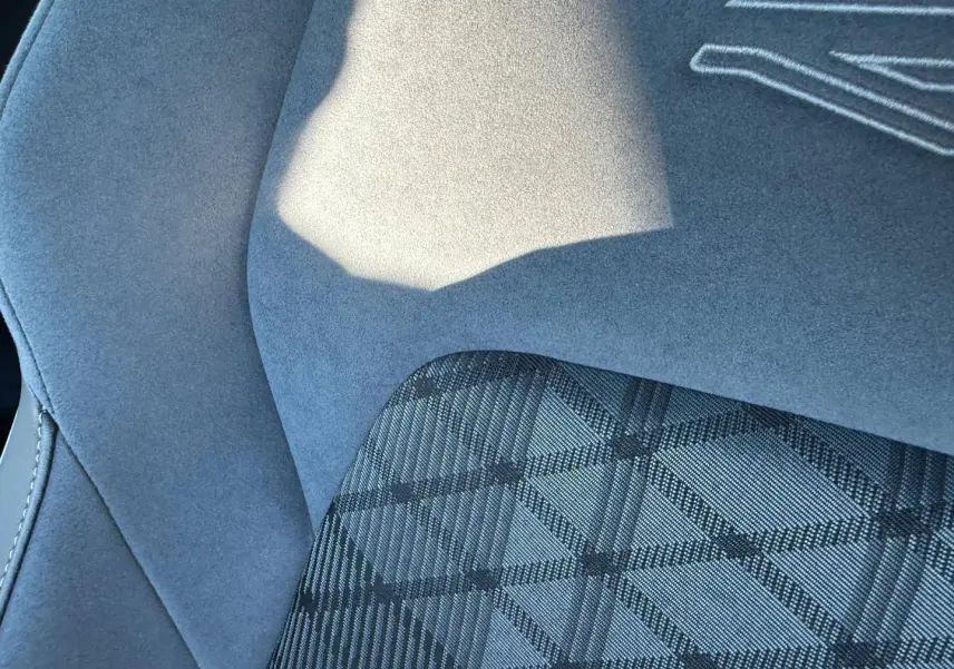 Détail du tissu Sardegna à motif écossais sur siège avant gris anthracite de Volkswagen Golf 1.5 eTSI R-Line 2024.