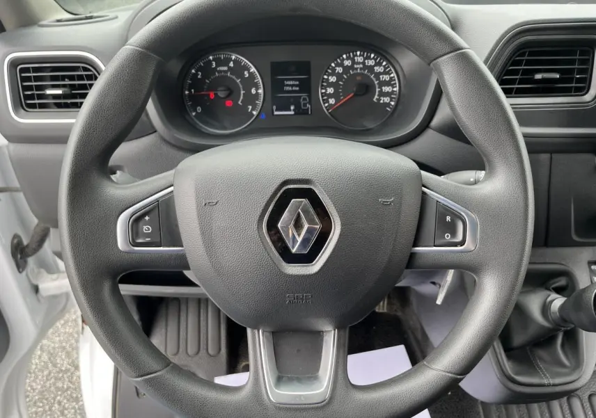 Vue rapprochée du volant noir avec logo Renault et tableau de bord du Master blanc 2022, boîte manuelle.
