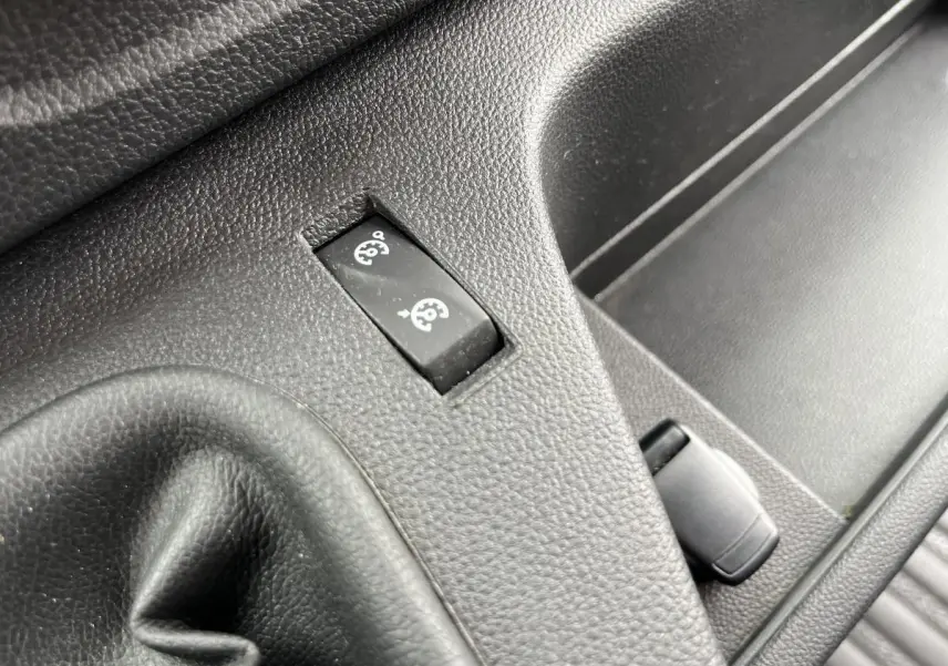 Gros plan sur les commandes du régulateur de vitesse dans l'habitacle noir du Renault Master blanc 2022.