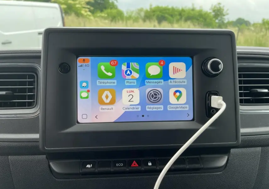 Écran tactile central du tableau de bord du Renault Master blanc 2022 avec interface connectée et prise USB visible.