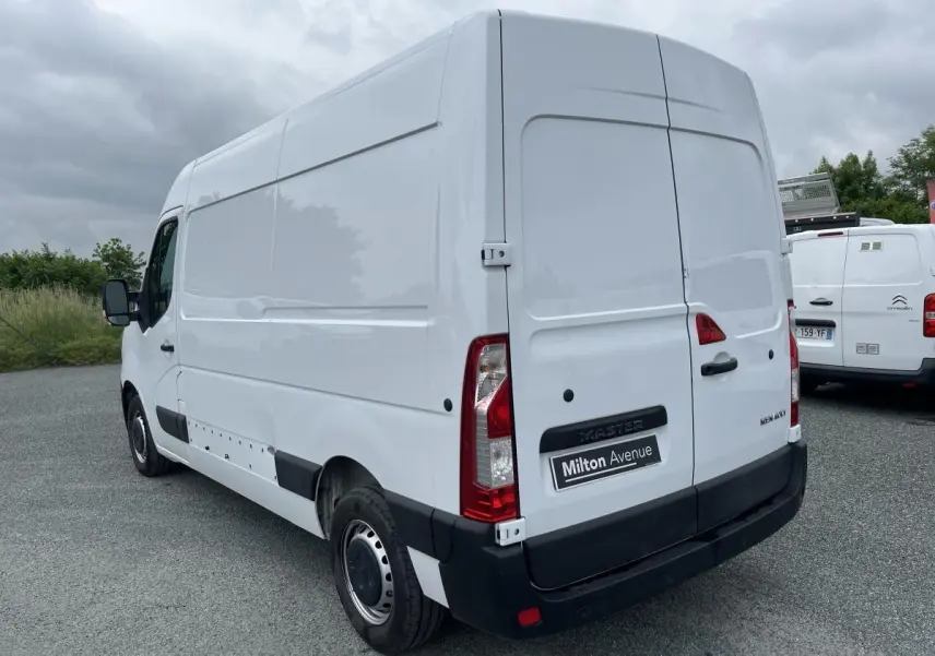 Vue 3/4 arrière droite d’un utilitaire Renault Master blanc avec portes arrière fermées et jantes tôlées noires.