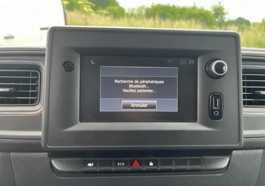 Écran tactile central du tableau de bord du Renault Master blanc 2022 affichant la recherche Bluetooth