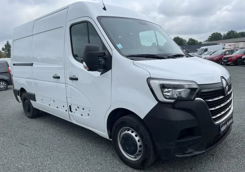 Renault Master blanc en vue 3/4 avant droit, fourgon utilitaire avec pare-chocs noir et jantes tôles 16 pouces.