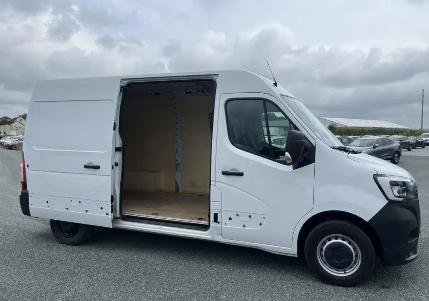 Renault Master blanc vue de profil côté droit avec porte latérale coulissante ouverte montrant l'espace de chargement vide.