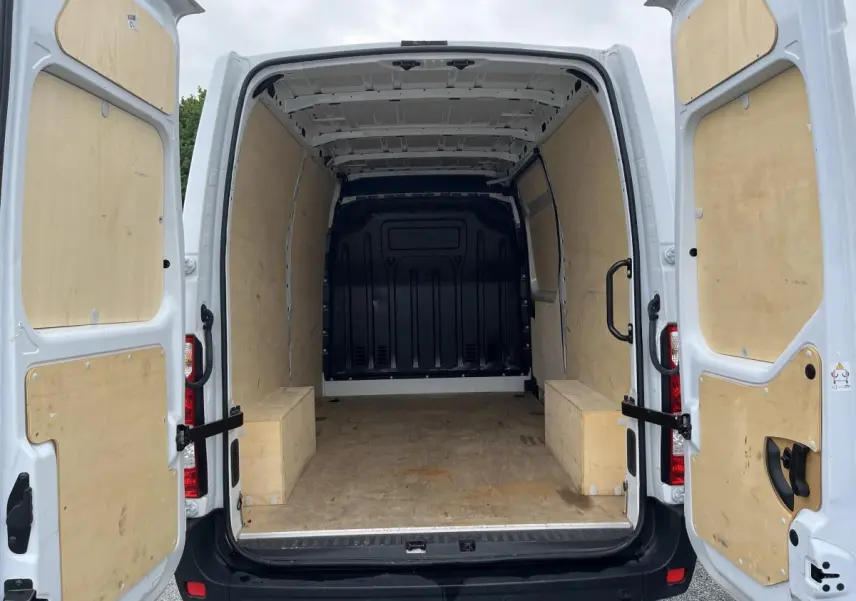 Vue arrière ouverte du Renault Master blanc 2022 avec intérieur de chargement en bois complet et anneaux d'arrimage visibles.