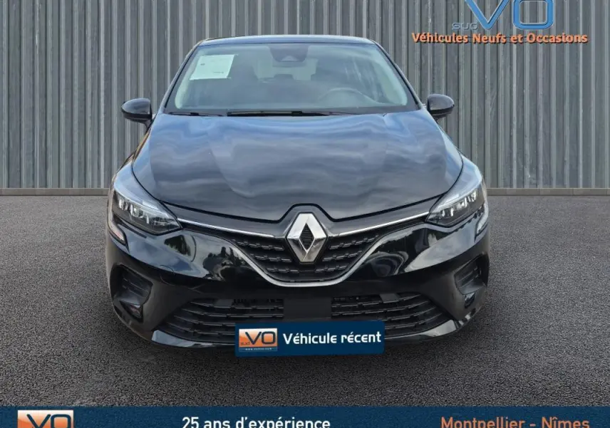 Vue frontale d'une Renault Clio V TCe 90 Equilibre noire 2023 avec calandre distinctive et phares LED fins.