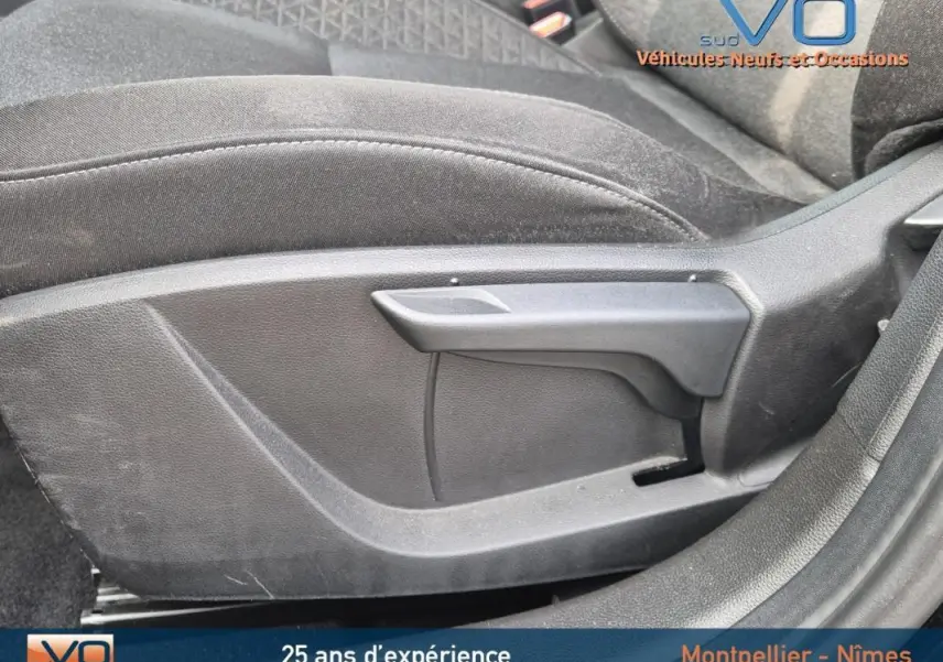 Détail du siège conducteur noir réglable en hauteur dans une Renault Clio V TCe 90 Equilibre 2023.