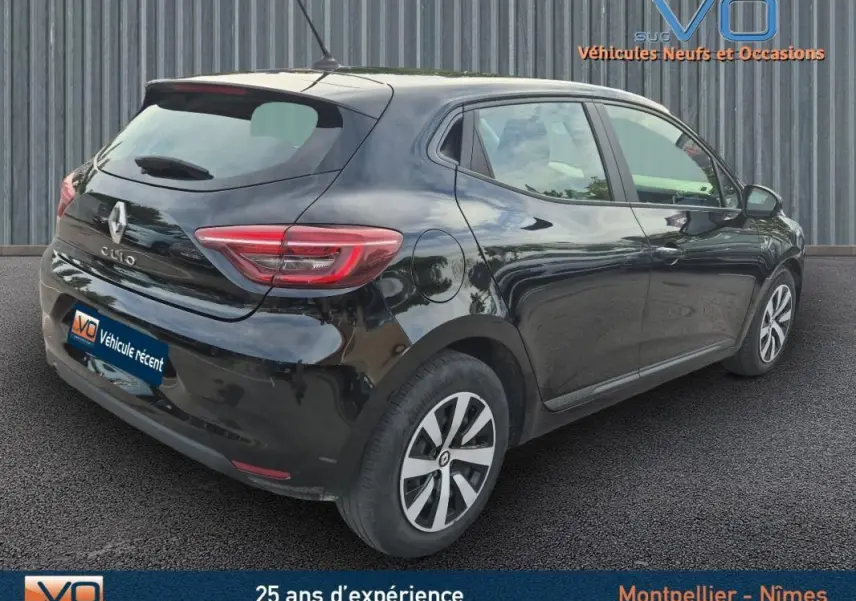 Renault Clio V TCe 90 noir vue 3/4 arrière droit, avec feux arrière LED et jantes alliage distinctives.