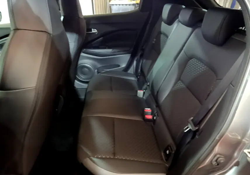 Vue côté droit de la banquette arrière en cuir noir du Nissan Juke Hybrid 143 Business+ 2023, avec appuie-têtes intégrés.