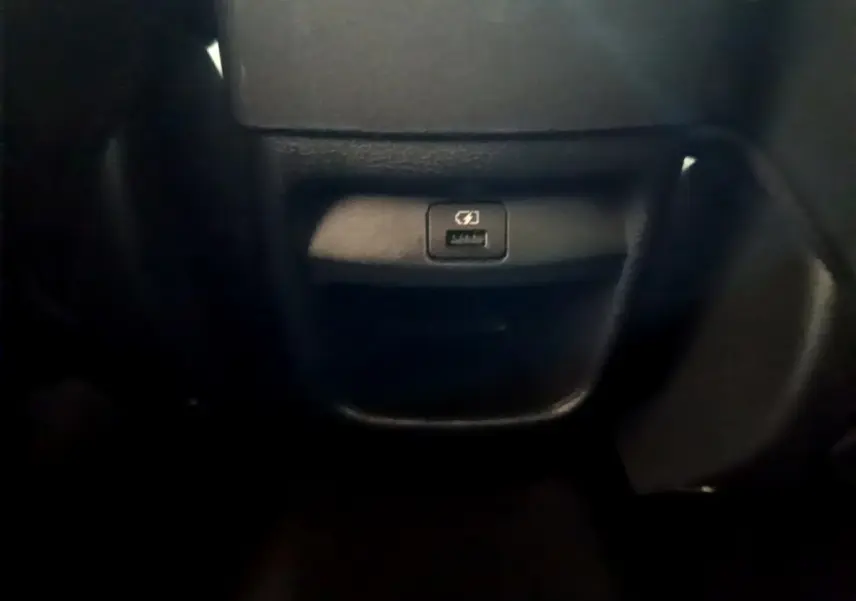 Prise USB de recharge rapide en gros plan dans l'habitacle du Nissan Juke Hybrid 143 Business+ 2023 gris foncé