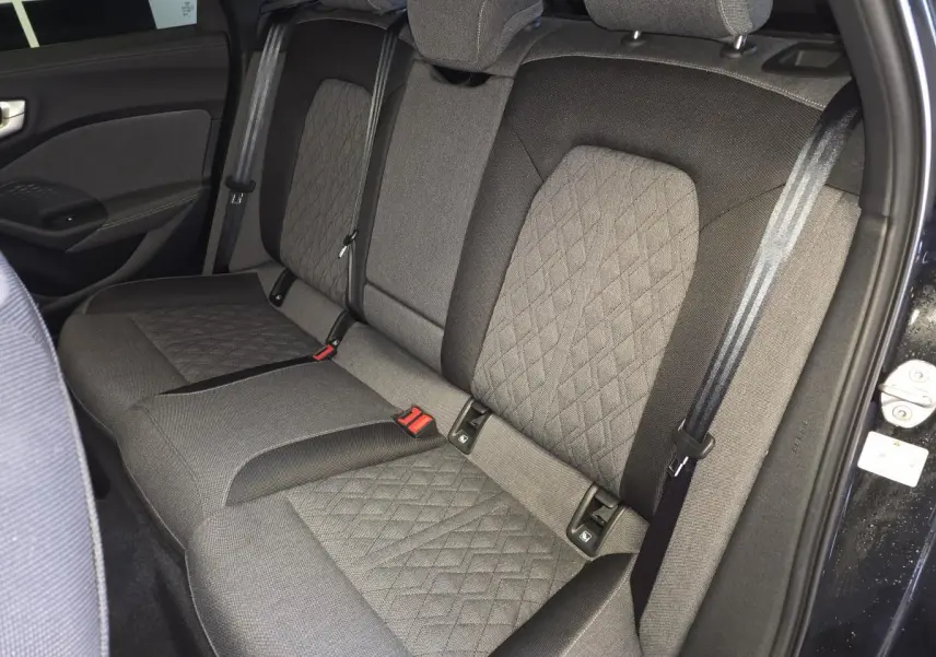 Vue intérieure de la banquette arrière en tissu noir avec surpiqûres beige sur Audi A5 Avant 2025 noir.