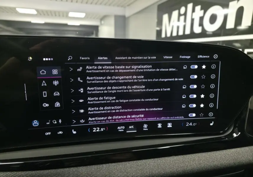 Tableau de bord numérique de l'Audi A5 Avant 2025 affichant les options d'assistance à la conduite.