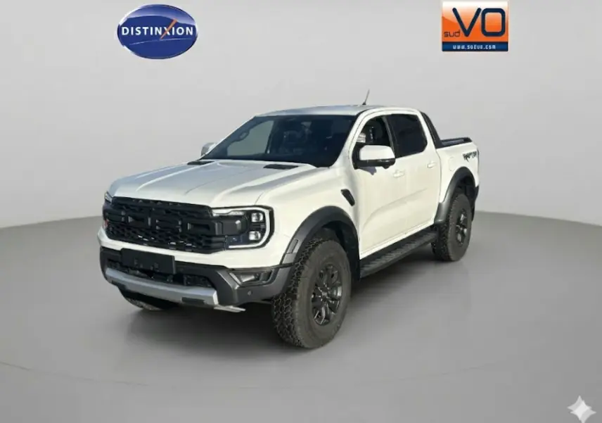 Ford Ranger Raptor blanc en 3/4 avant droit, avec jantes alliage noires et marchepieds visibles.