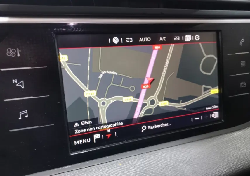 Écran tactile de navigation du tableau de bord du Citroën Grand C4 Spacetourer noir, affichage carte routière.