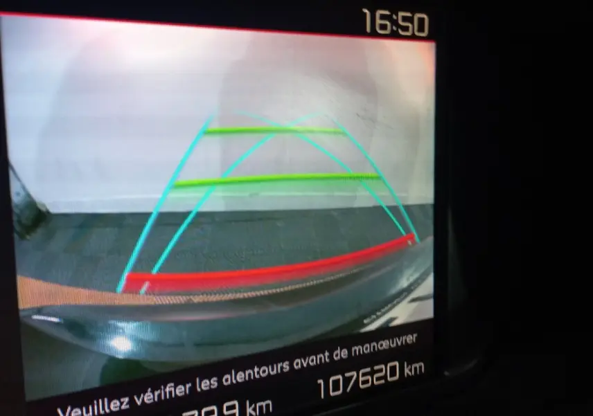 Vue écran caméra de recul du coffre noir du Citroën Grand C4 Spacetourer avec lignes de guidage colorées.