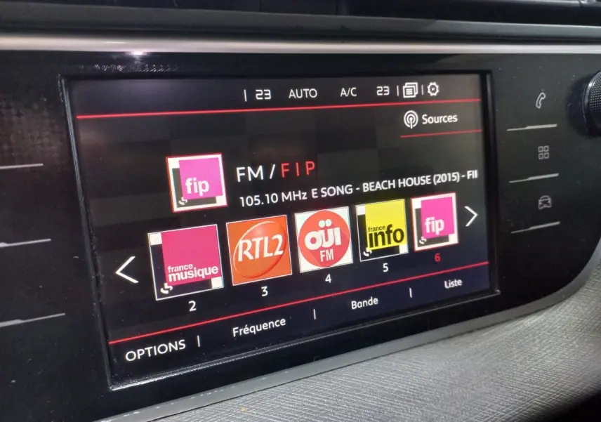 Écran tactile central affichant la radio FM dans l'habitacle du Citroën Grand C4 Spacetourer noir, vue rapprochée.