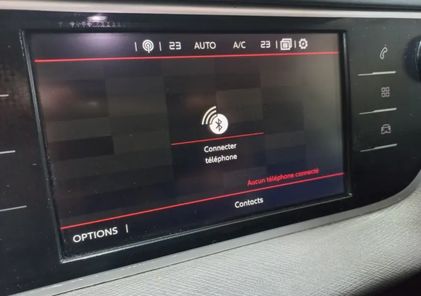Écran tactile central du tableau de bord du Citroën Grand C4 SpaceTourer noir, affichant la connexion Bluetooth téléphone.