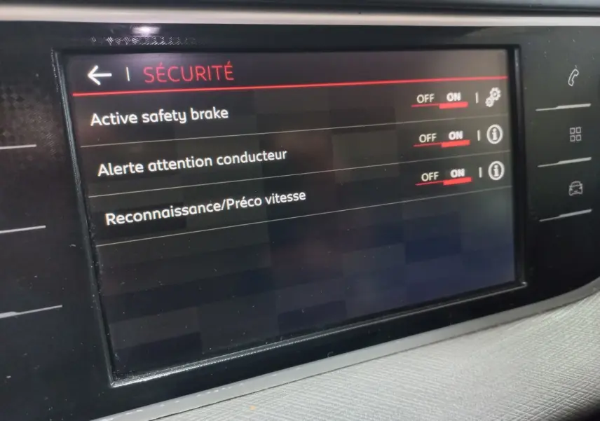 Écran tactile intérieur du Citroën Grand C4 Spacetourer noir, affichant les options de sécurité activées.