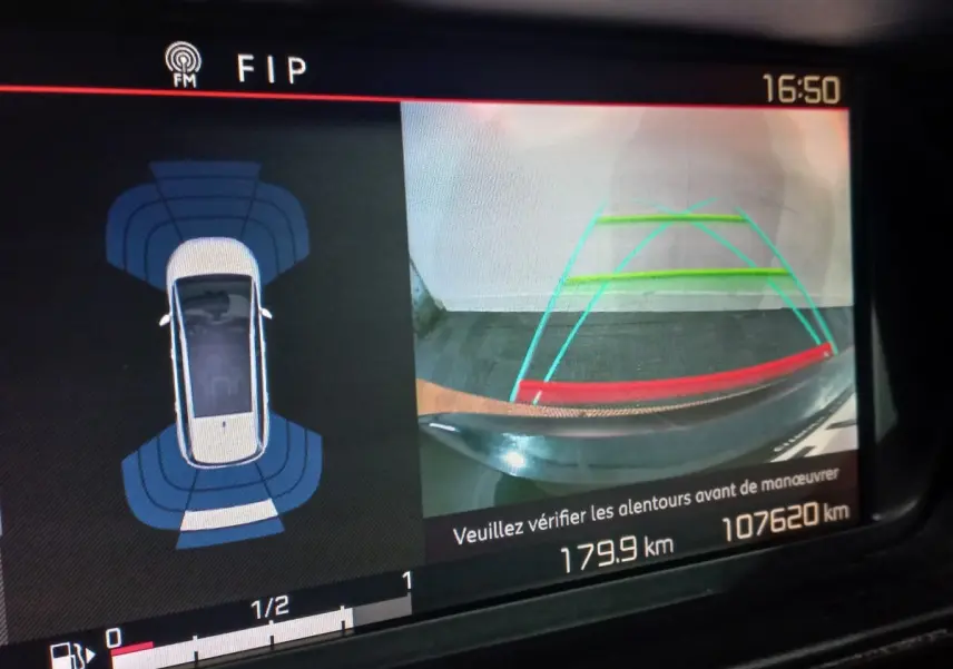 Affichage écran tactile intérieur montrant la caméra de recul et les capteurs de stationnement du Citroën Grand C4 Spacetourer noir.