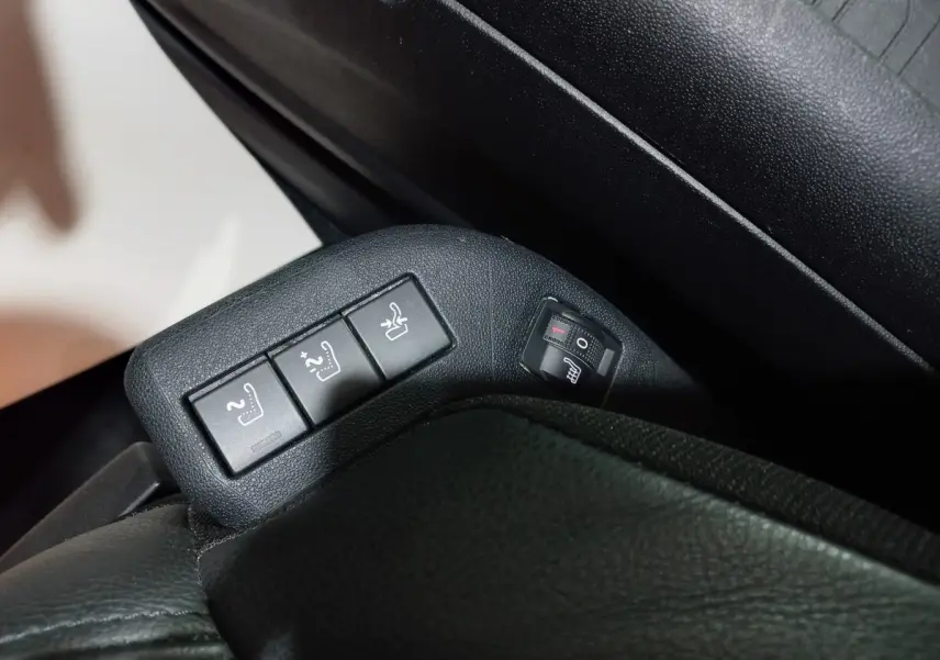 Gros plan sur les commandes de réglage et ventilation des sièges en cuir noir du Citroën Grand C4 Spacetourer.