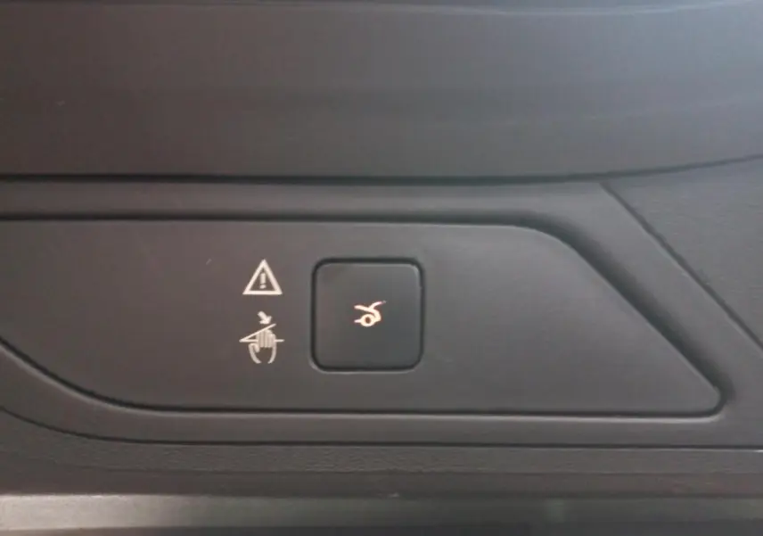 Gros plan sur le bouton d'ouverture électrique du coffre dans l'habitacle noir du Citroën Grand C4 Spacetourer.