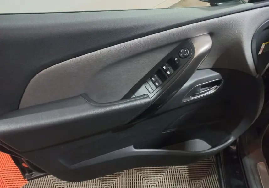 Vue intérieure du panneau de porte côté conducteur noir du Citroën Grand C4 Spacetourer 2018 avec commandes électriques.