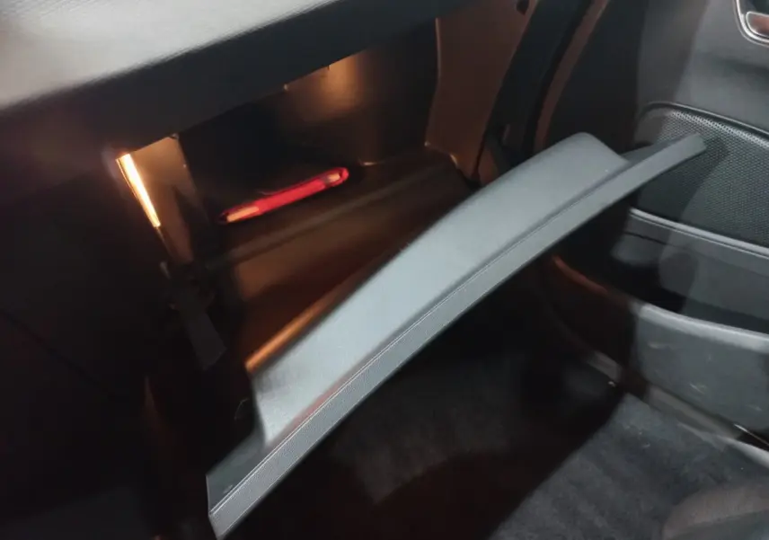 Gant de boîte à gants ouvert éclairé côté passager dans l'habitacle noir du Citroën Grand C4 Spacetourer 2018.