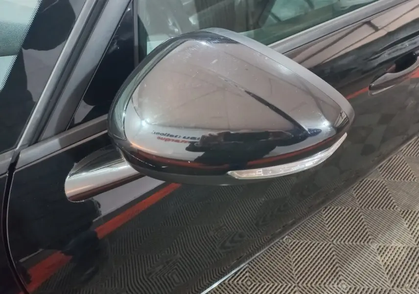 Rétroviseur droit chromé avec clignotant intégré sur Citroën Grand C4 Spacetourer noir, vue rapprochée côté conducteur.