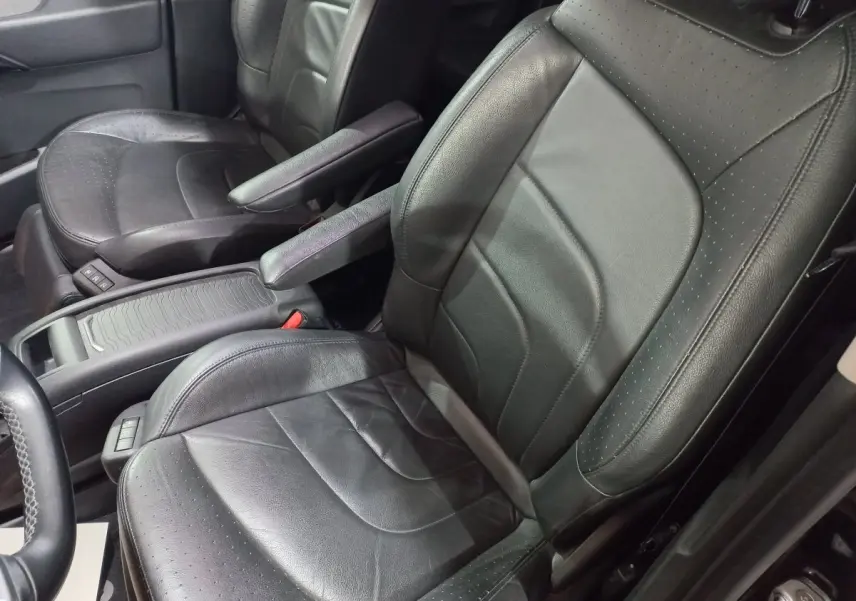 Vue rapprochée des sièges avant en cuir noir du Citroën Grand C4 Spacetourer, côté conducteur et passager.