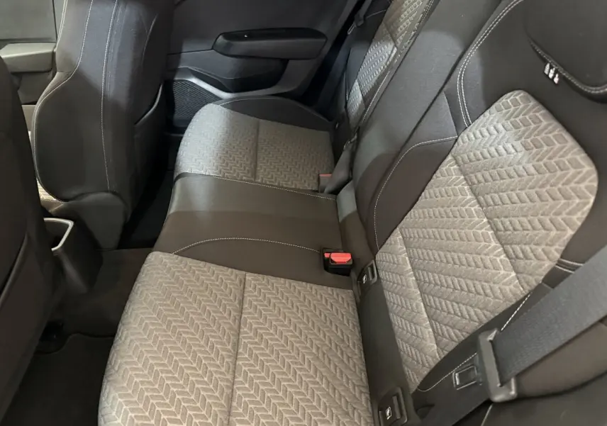 Vue intérieure côté droit sur la banquette arrière grise et noire de la Renault Clio Business TCe 100 GPL 2022.