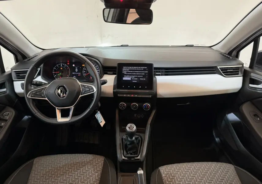 Vue intérieure avant de la Renault Clio Business TCe 100 GPL 2022, tableau de bord noir et blanc avec écran tactile central.