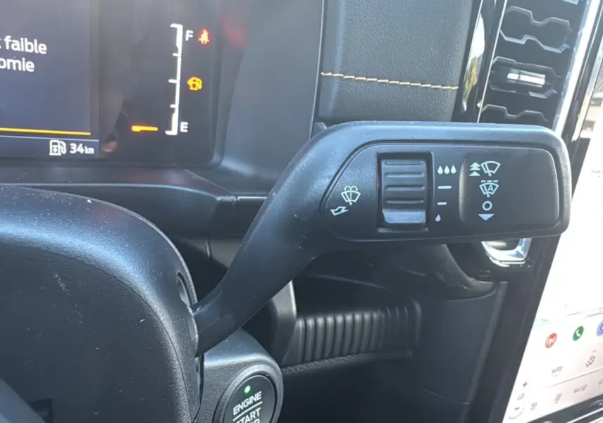Gros plan sur la commande d’essuie-glace à gauche du volant dans l’habitacle du Ford Ranger gris carbone 2025.