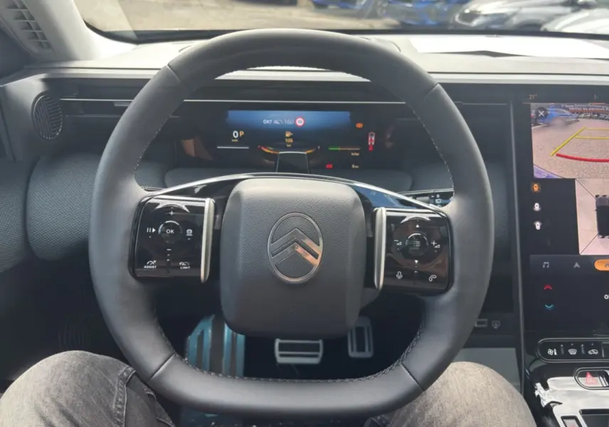 Vue intérieure centrée sur le volant cuir multifonctions de la Citroën C5 Aircross 2026 avec affichage numérique et caméra 360°