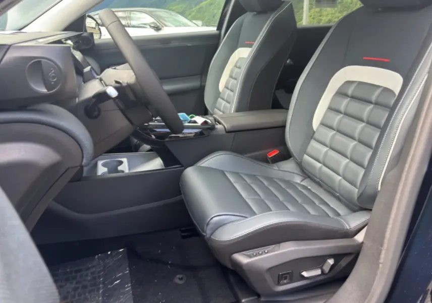 Vue intérieure côté conducteur du Citroën C5 Aircross New Hybrid 145 Max T.O 2026 avec sièges cuir noir et surpiqûres grises.