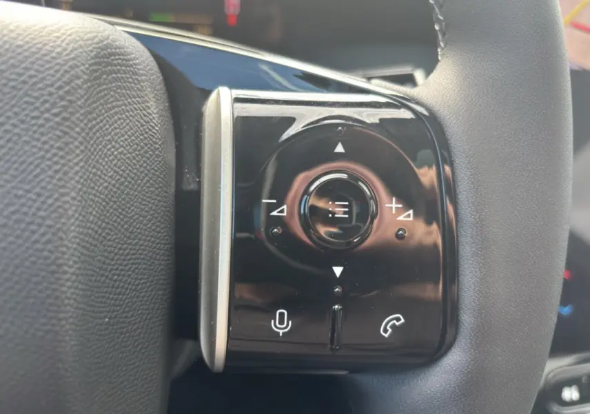 Gros plan sur les commandes gauche du volant cuir multifonctions du Citroën C5 Aircross New Hybrid 2026.