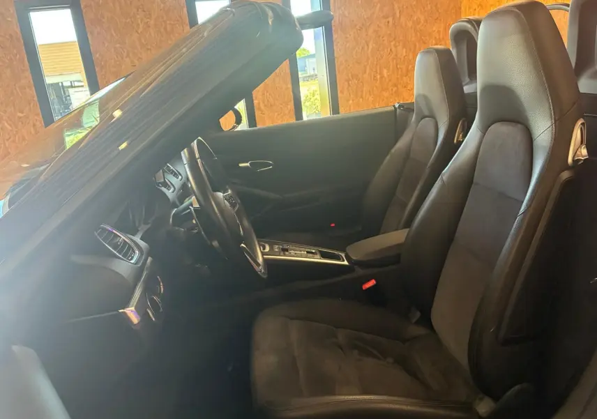Intérieur noir du Porsche 718 Boxster 2.0 300 de 2018, vue côté conducteur avec sièges sport en cuir et alcantara.