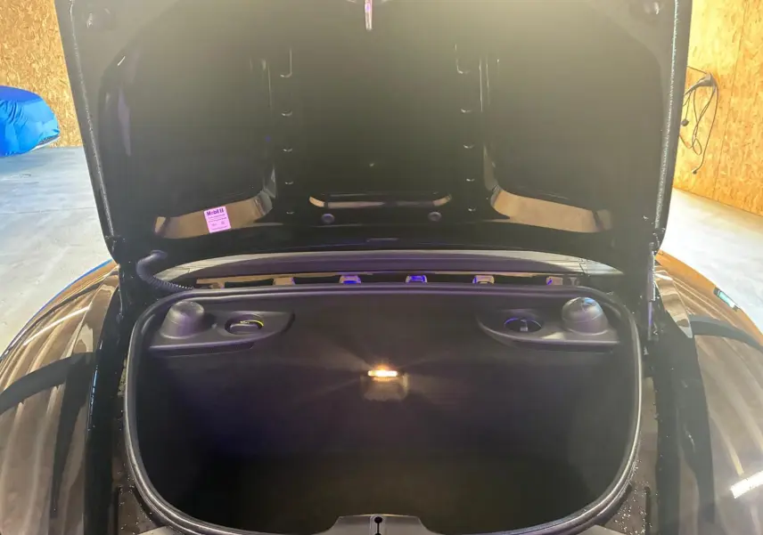 Coffre avant ouvert vu de face sur Porsche 718 Boxster noir 2018, mettant en valeur l’espace de rangement intérieur.