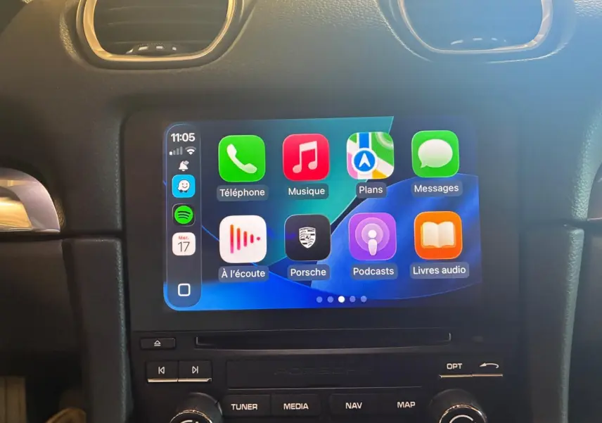 Écran tactile central affichant Apple CarPlay dans l’habitacle noir du Porsche 718 Boxster 2.0 300 essence de 2018.