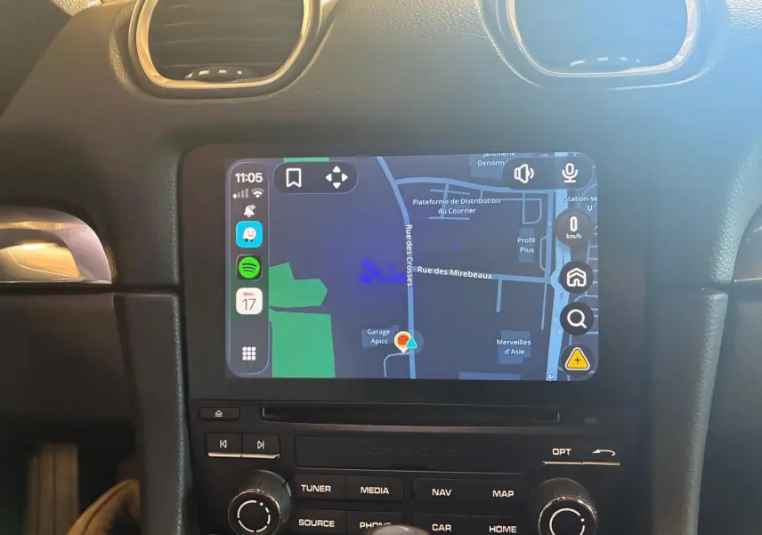 Vue intérieure centrée sur l'écran tactile de navigation du tableau de bord noir de la Porsche 718 Boxster 2.0 300 de 2018.