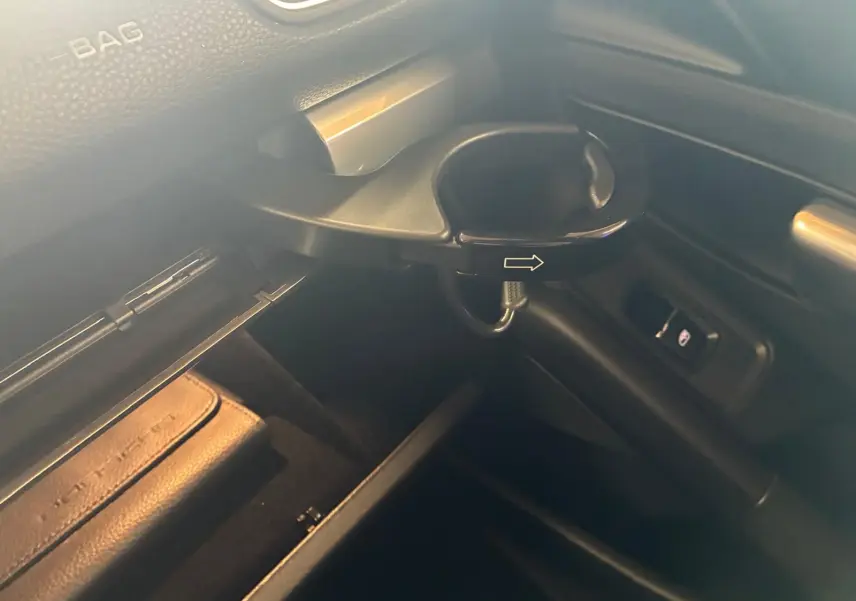 Détail intérieur du porte-gobelet côté passager de la Porsche 718 Boxster 2.0 300 noire de 2018.