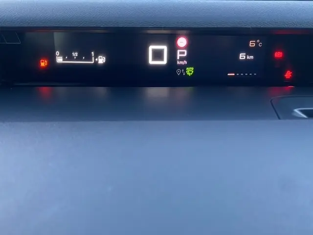 Affichage numérique du combiné instruments de la Citroën C3 Aircross gris foncé, montrant la vitesse, jauge carburant et température extérieure.