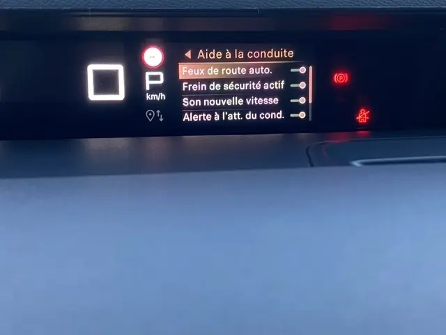 Affichage multifonctions du tableau de bord du Citroën C3 Aircross hybride 2026 montrant les aides à la conduite activées.