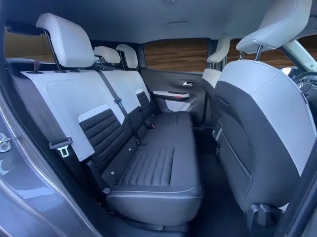 Vue intérieure côté gauche montrant la banquette arrière bicolore noire et grise du Citroën C3 Aircross hybride 2026.