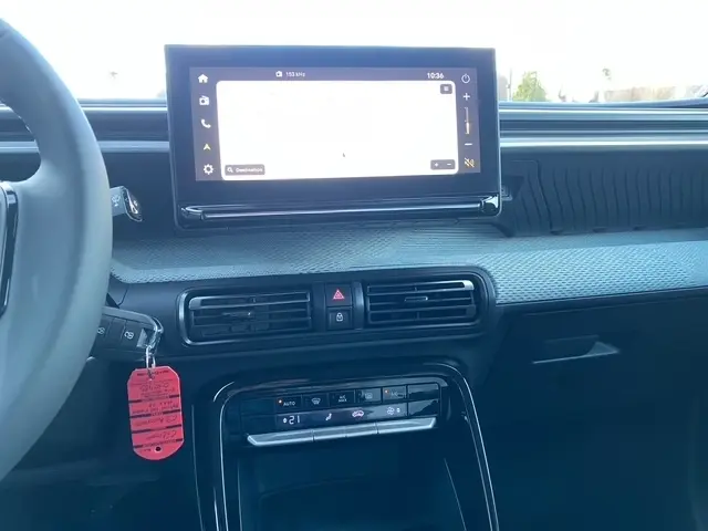 Vue intérieure du tableau de bord de la Citroën C3 Aircross hybride 2026, avec écran tactile central et commandes climatisation.
