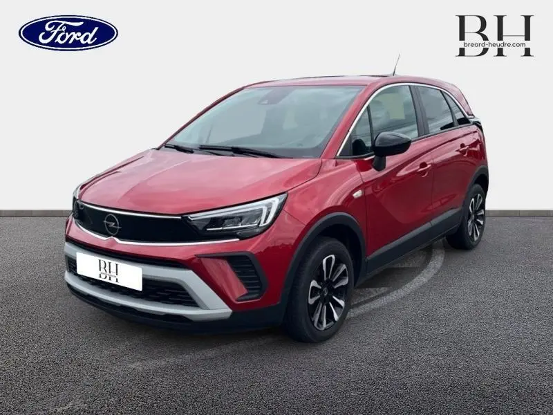 Opel Crossland rouge Kardio métallisé en 3/4 avant droit avec jantes alu et détails noirs contrastants.