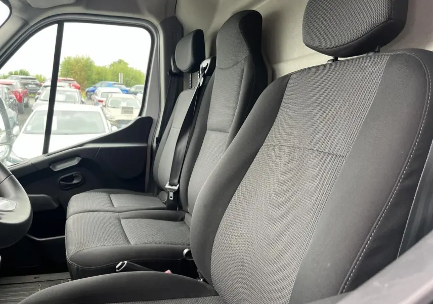 Vue intérieure côté passager du Renault Master 2023, banquette 2 places avec sellerie tissu noire et dossier rabattable.