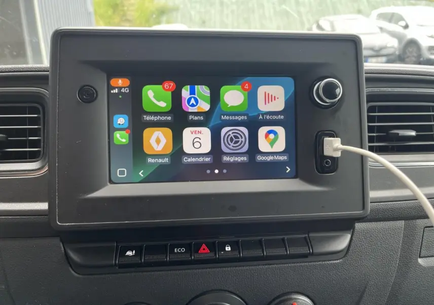 Écran tactile central avec interface smartphone dans le tableau de bord du Renault Master blanc, vue intérieure frontale.
