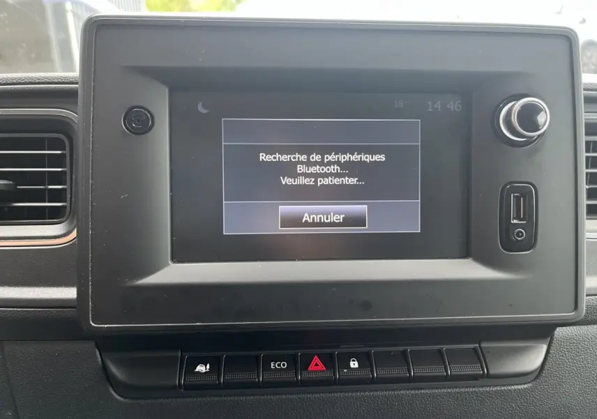 Écran tactile central du tableau de bord du Renault Master blanc, affichant la recherche Bluetooth en cours.
